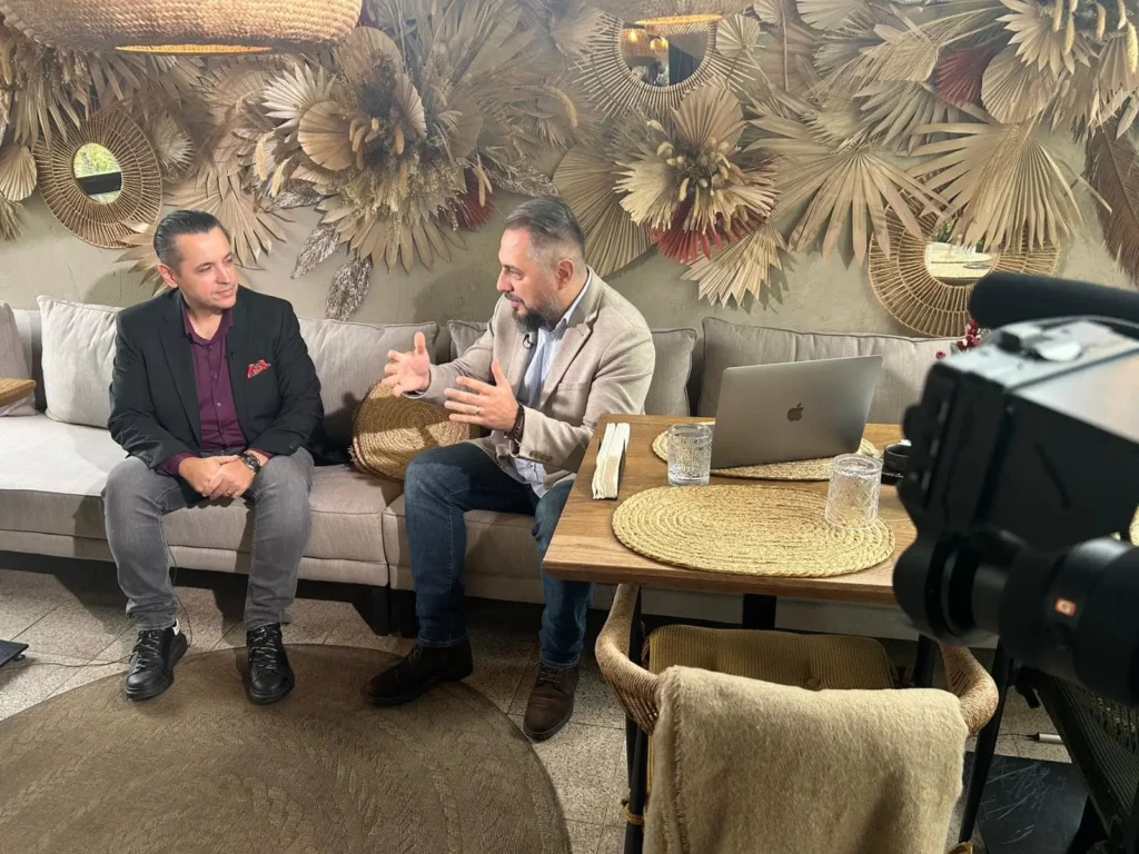 Cum digitalizezi și scalezi designul interior: Radu Filip și Răzvan Căzănescu despre prețul corect și scalare Radu Filip povestește cum digitalizezi designul interior prin proces, pachete și livrabile clare, ca să poți scala fără haos.