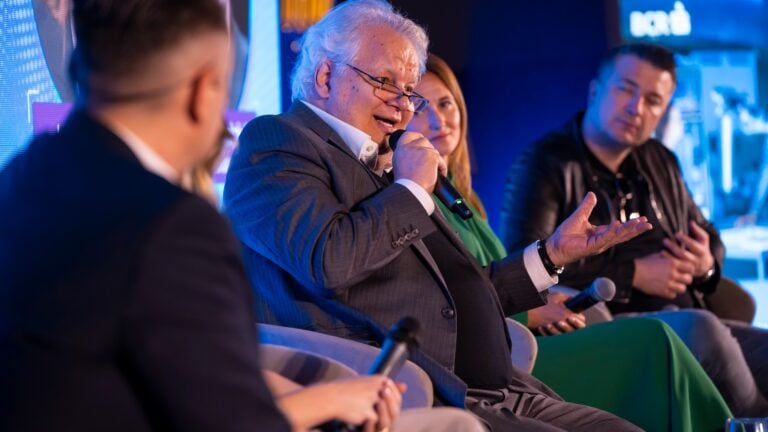 Jean Valvis pe scena Permis de Antreprenor într-o ediție live despre Aqua Carpatica și branding premium