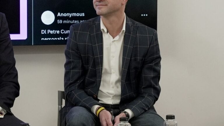 Bogdan Tănase, Director Dezvoltare Business Micro la BCR, discutând cu antreprenori despre KPI, profitabilitate și echipă la Permis de Antreprenor Poiana Brașov 2024.