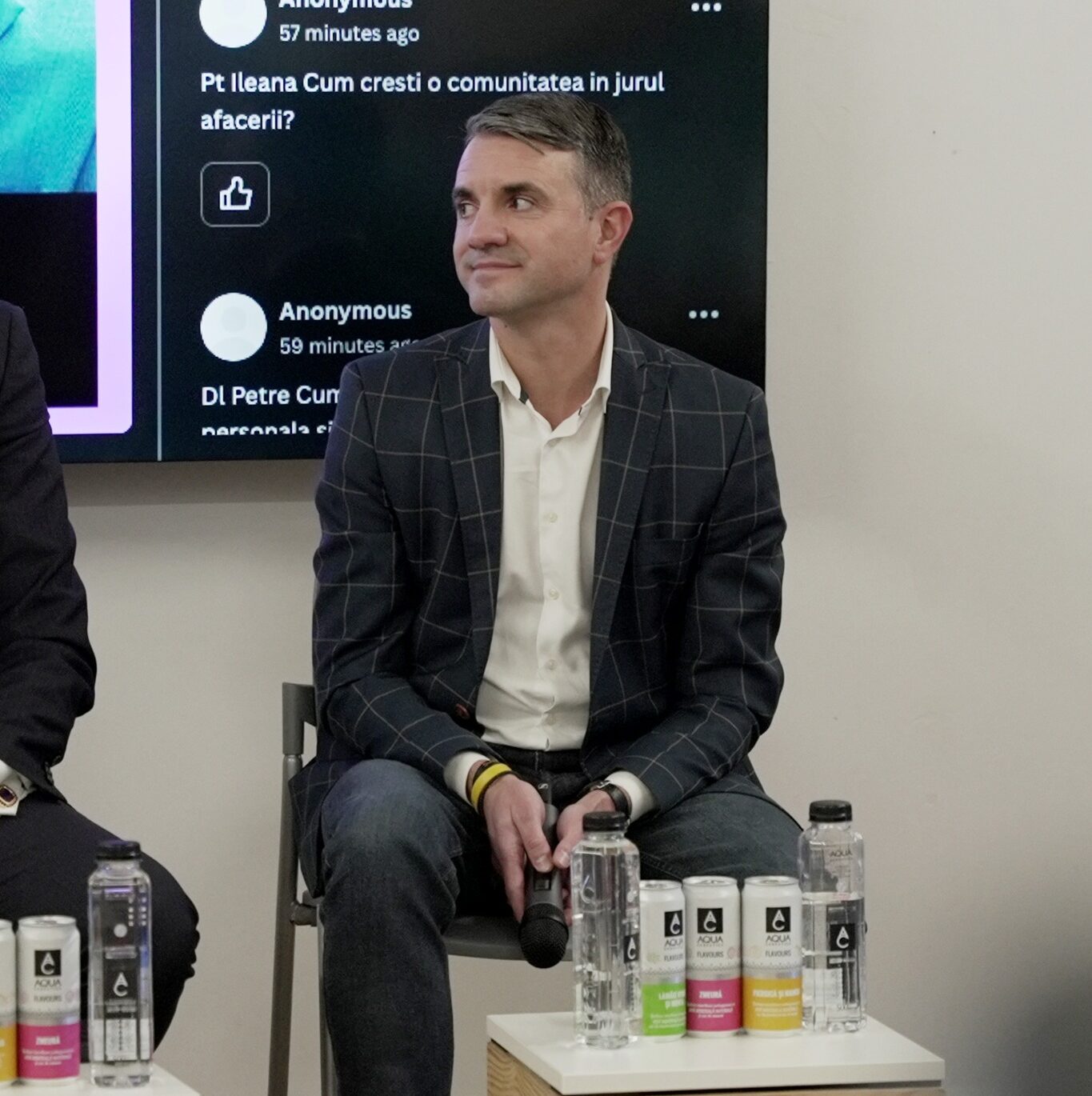 Bogdan Tănase, Director Dezvoltare Business Micro la BCR, discutând cu antreprenori despre KPI, profitabilitate și echipă la Permis de Antreprenor Poiana Brașov 2024.