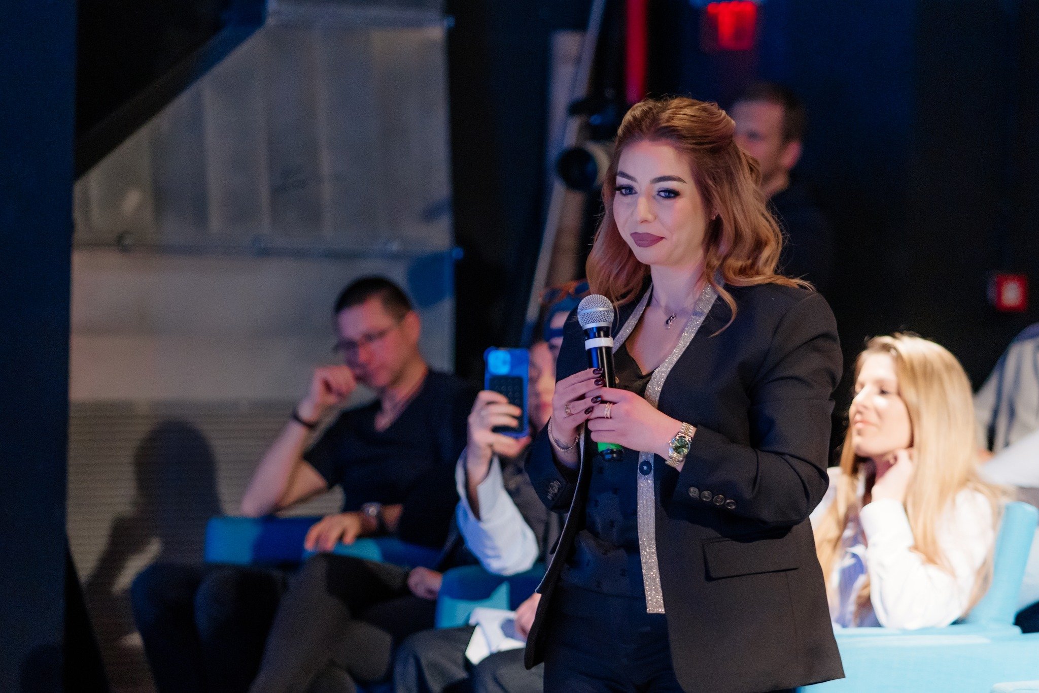 Antreprenor la început de drum discutând cu un mentor de business într-o sesiune de speed mentoring