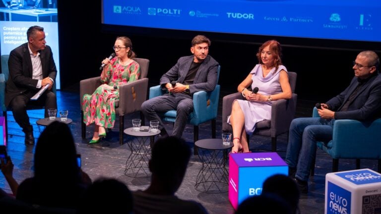 Panel Permis de Antreprenor despre fiscalitate antreprenori 2025, cu mentori si experti explicand taxele si plafoanele pentru IMM-uri