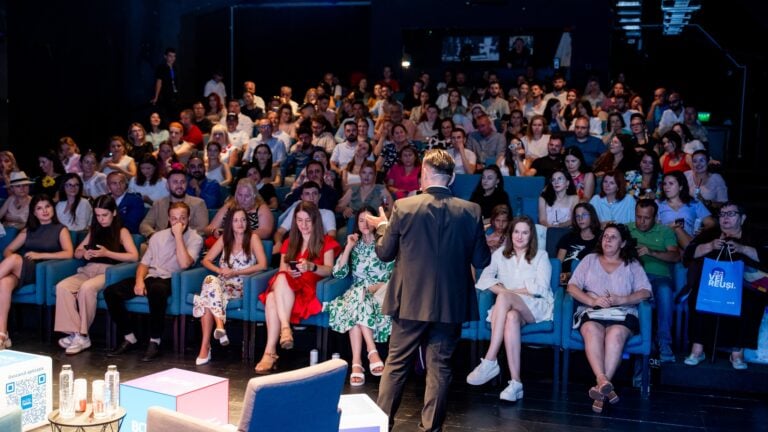 Antreprenori într-o sesiune de speed mentoring de business, punând întrebări directe mentorilor la Permis de Antreprenor