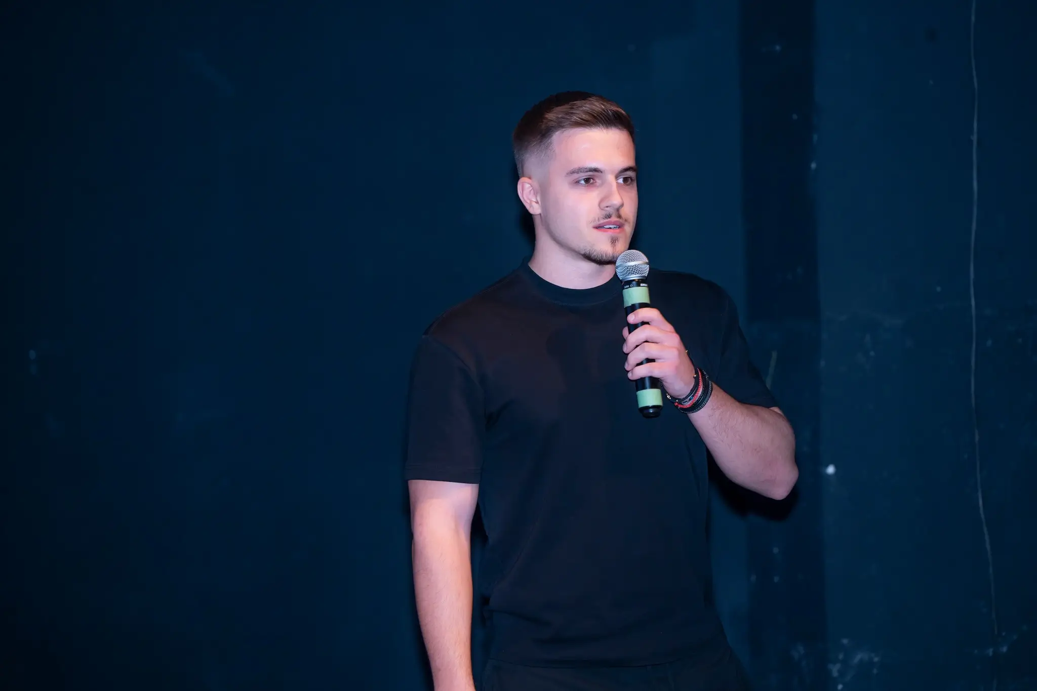 Antonio Nițu la Permis de Antreprenor, pe scenă, cu microfonul în mână, adresând întrebarea despre greșelile financiare care pot bloca cash flow-ul într-un business.