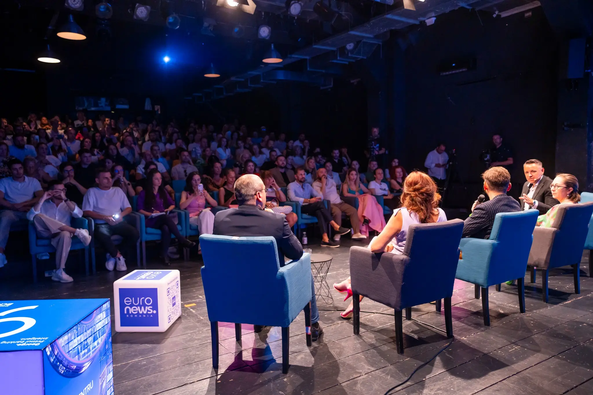 Antreprenori români participând la evenimentul Permis de Antreprenor, discutând strategii de business și impactul OUG 15/2026 asupra protecției patrimoniului personal în 2026.