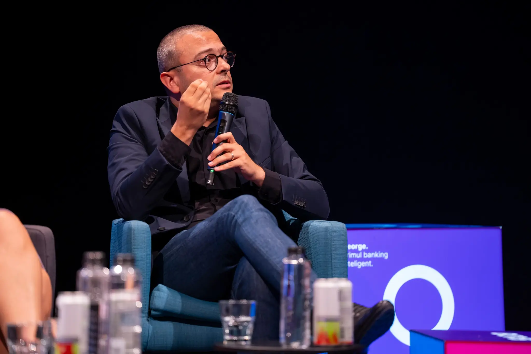 Iancu Guda la Permis de Antreprenor, explicand indicatorii financiari pe care antreprenorii ar trebui sa ii urmareasca lunar pentru cash flow, rezilienta si decizii mai bune in business.