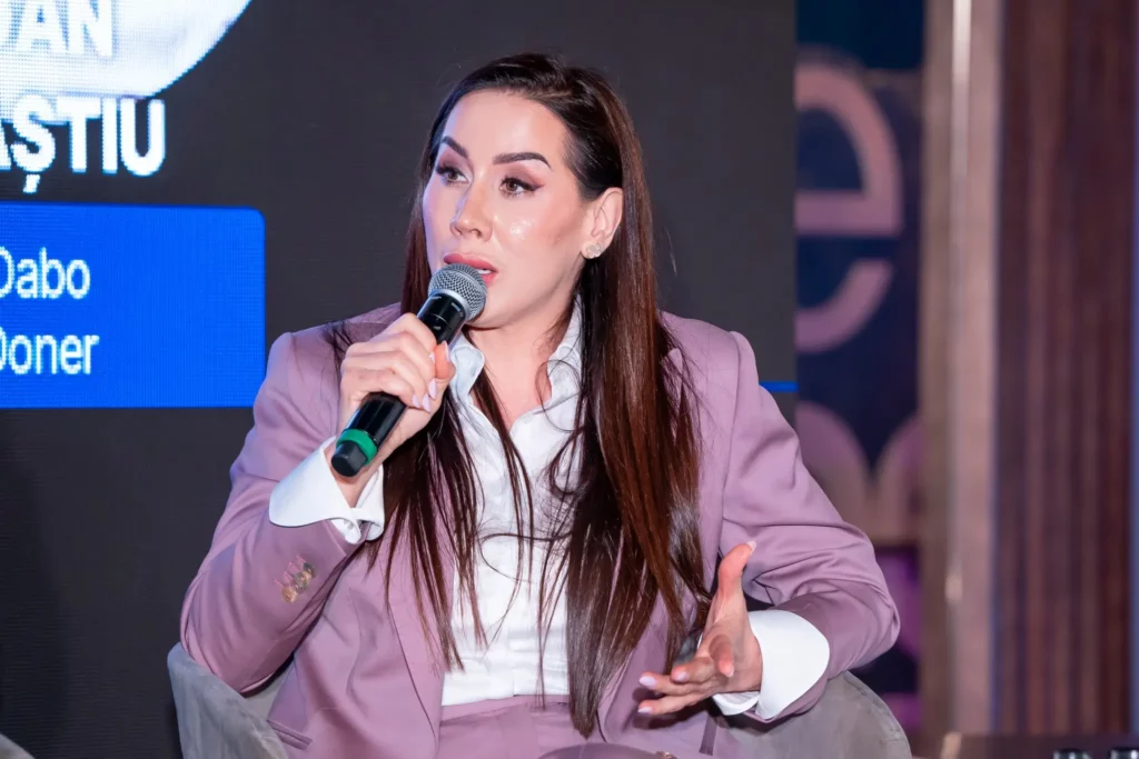 Panel de business la eveniment Permis de Antreprenor, cu antreprenoare vorbind despre decizii, investiții și dezvoltarea firmelor