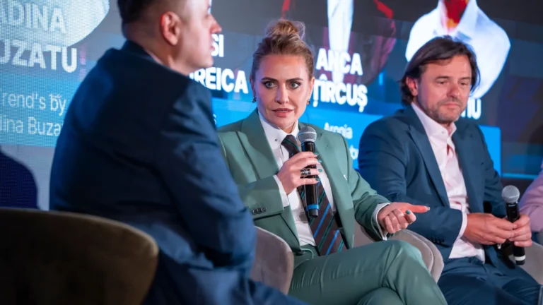 Antreprenoare vorbind la microfon la un eveniment Permis de Antreprenor, într-un panel despre business și creșterea firmelor