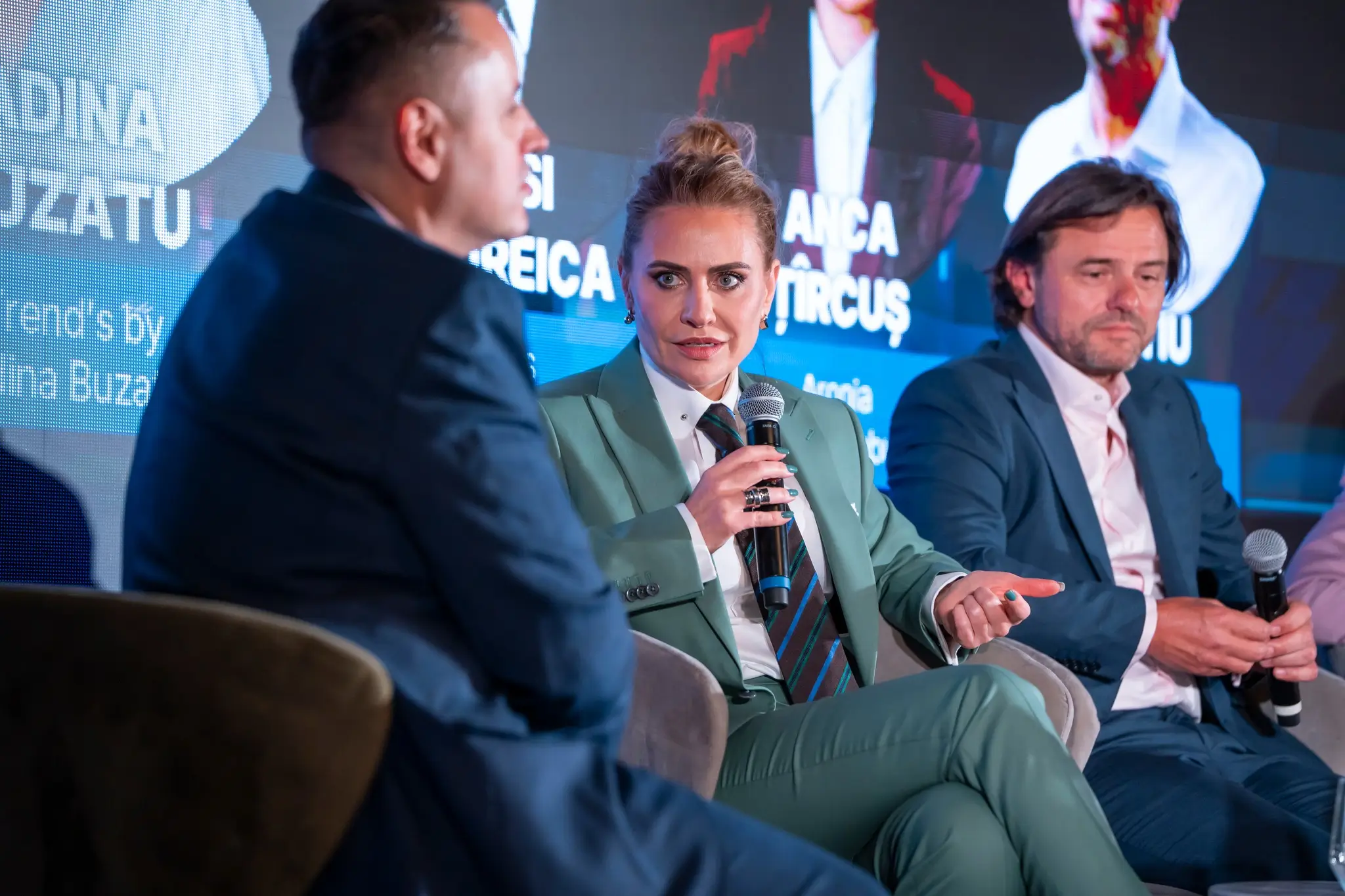 Antreprenoare vorbind la microfon la un eveniment Permis de Antreprenor, într-un panel despre business și creșterea firmelor