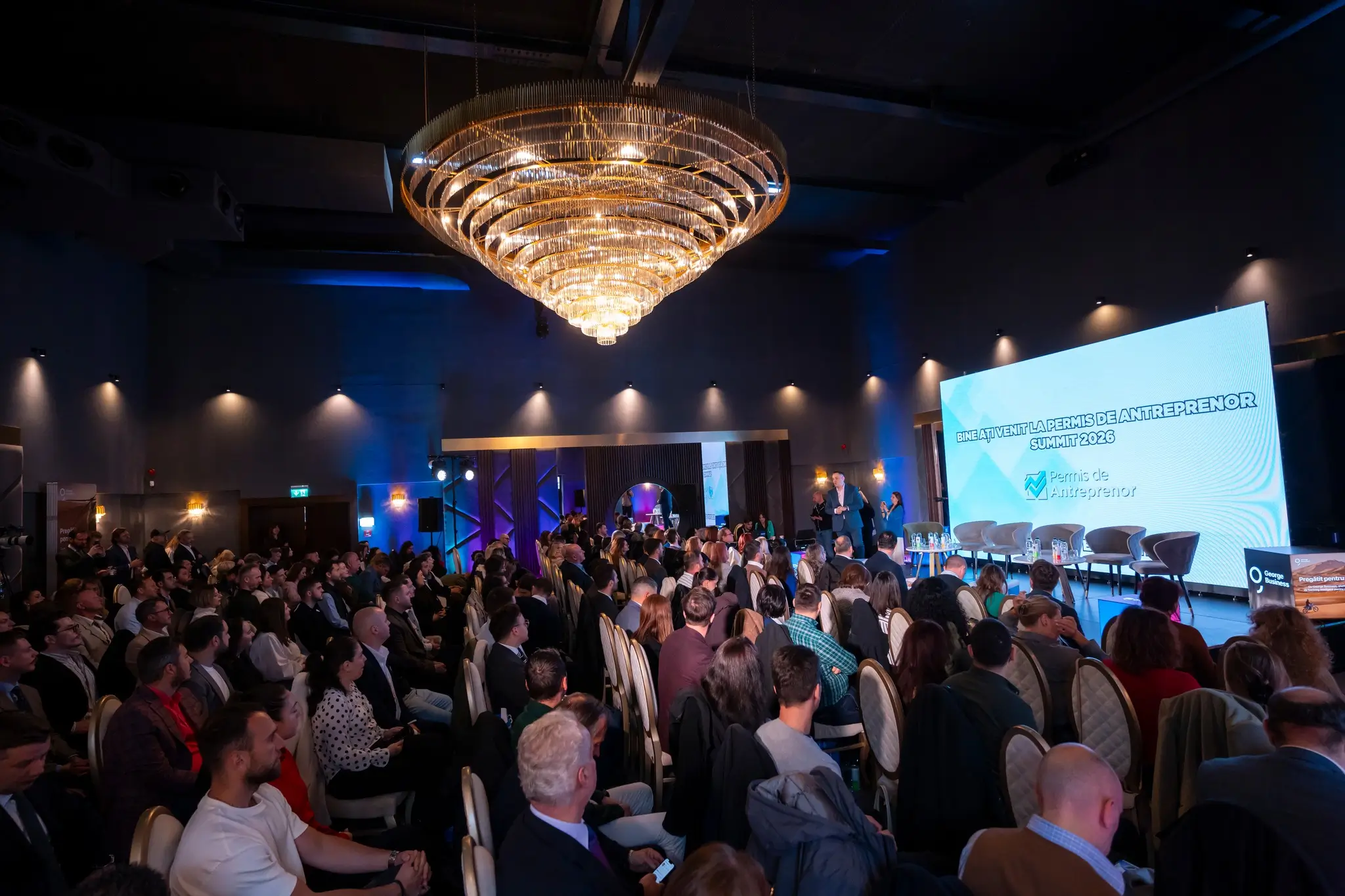 Antreprenori români prezenți la Permis de Antreprenor Summit 2026, într-o sală de conferință, în contextul discuțiilor despre reglementări, controale și siguranța firmelor.