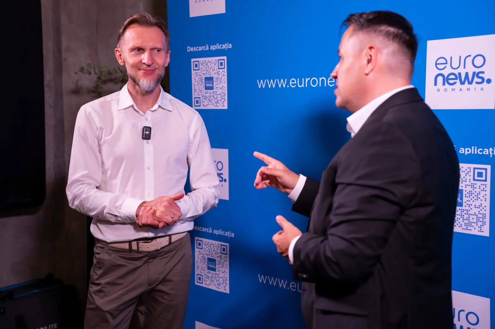 Ruslan Cojocaru, fondatorul Tucano Coffee, alături de Constantin Paraschiv la Permis de Antreprenor, ediția cu public din 27 mai 2026, pe fundalul Euronews România